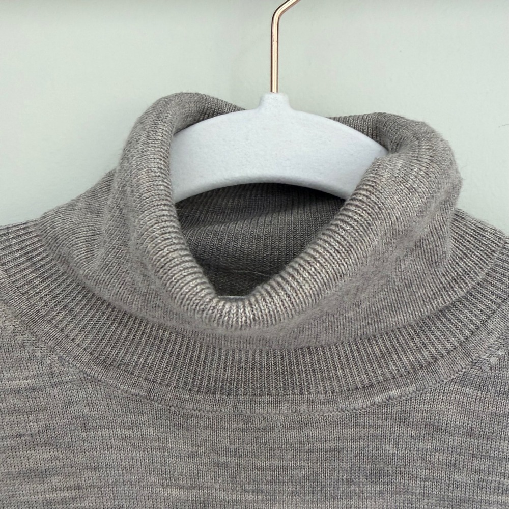 Uniqlo Sweater 100% Wool Turtleneck Gray Long Sleeve Lightweight Fine Knit SZ M - Picture 3 of 11